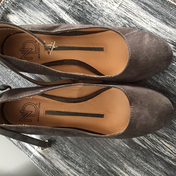 New Directions _Angle_ Grey Suede Wedge Pumps - 6 Like New - Picture 4 of 6